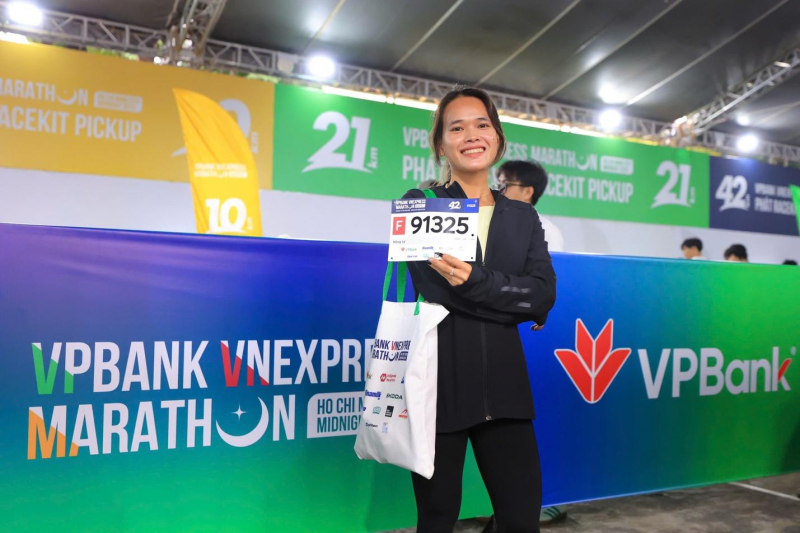 Chật kín runner xếp hàng nhận Bib VPBank VnExpress Marathon Ho Chi Minh City Midnight -0
