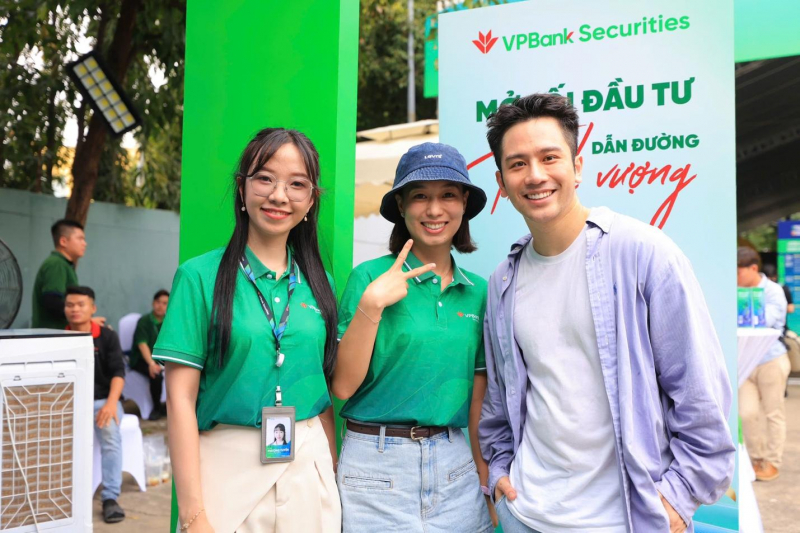 Chật kín runner xếp hàng nhận Bib VPBank VnExpress Marathon Ho Chi Minh City Midnight -0