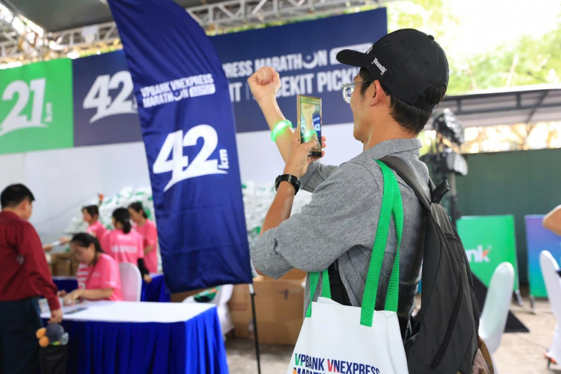 Chật kín runner xếp hàng nhận Bib VPBank VnExpress Marathon Ho Chi Minh City Midnight -0