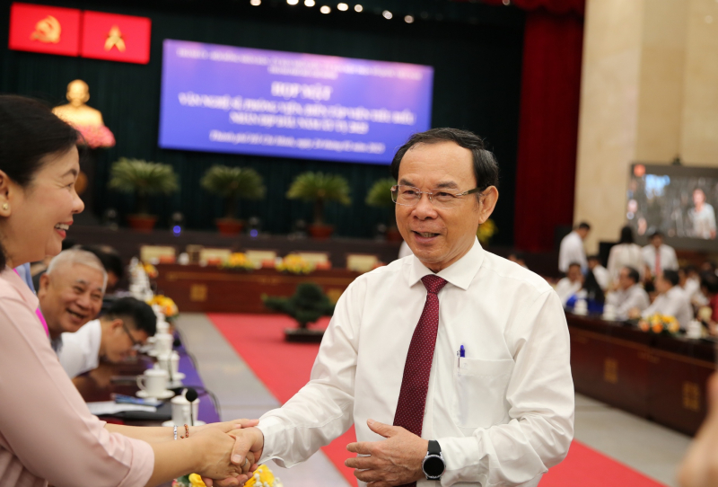 Lãnh đạo TP Hồ Chí Minh họp mặt văn nghệ sĩ, phóng viên, biên tập viên tiêu biểu -0