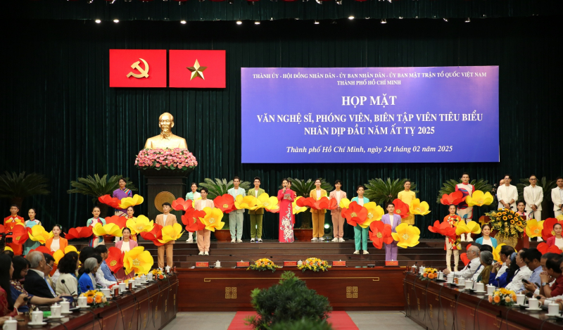 Lãnh đạo TP Hồ Chí Minh họp mặt văn nghệ sĩ, phóng viên, biên tập viên tiêu biểu -0