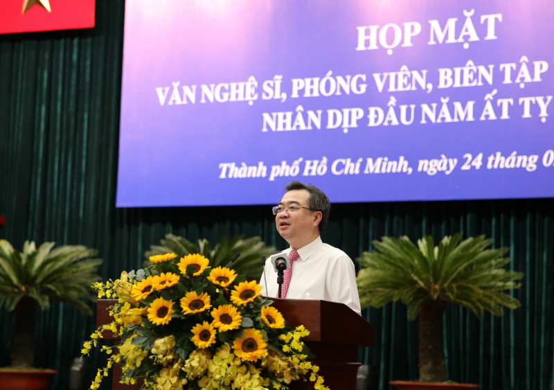 Lãnh đạo TP Hồ Chí Minh họp mặt văn nghệ sĩ, phóng viên, biên tập viên tiêu biểu -0