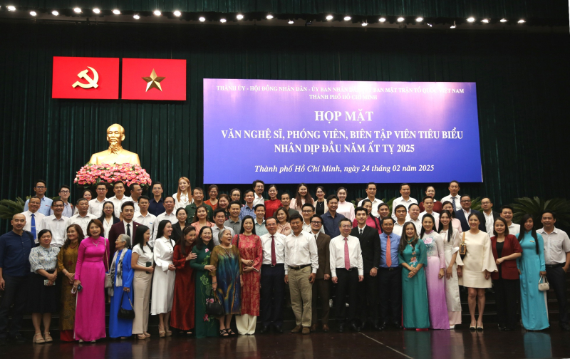 Lãnh đạo TP Hồ Chí Minh họp mặt văn nghệ sĩ, phóng viên, biên tập viên tiêu biểu -2