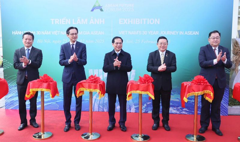 Hành trình 30 năm Việt Nam tham gia ASEAN qua ảnh -1