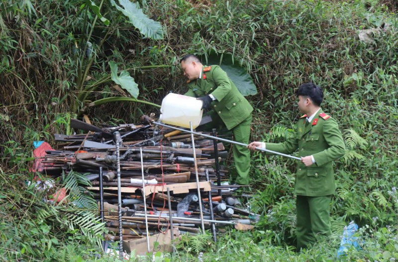 Tiêu huỷ hơn 300 khẩu súng cất giấu trái phép -1