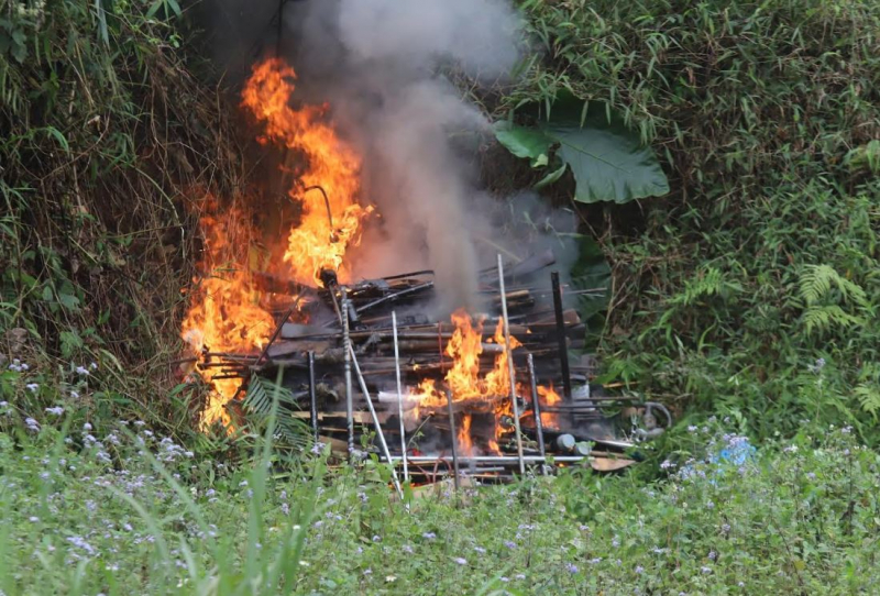 Tiêu huỷ hơn 300 khẩu súng cất giấu trái phép -2