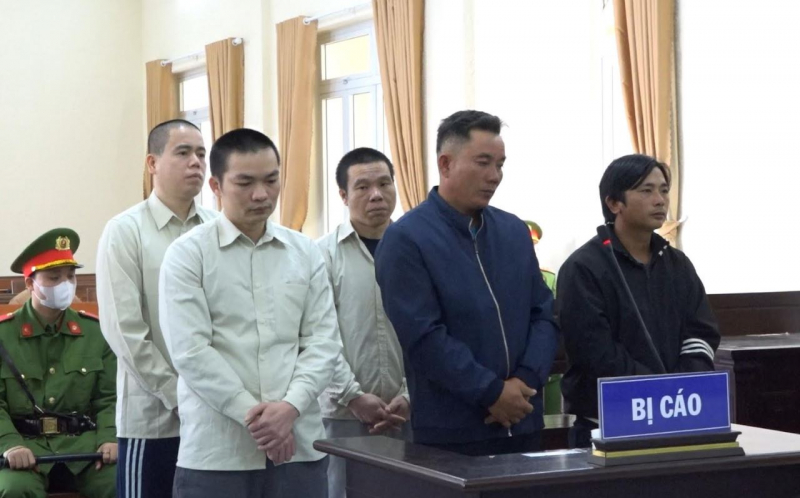 Nhóm côn đồ bênh bạn nữ đồng hương lĩnh án tù -1