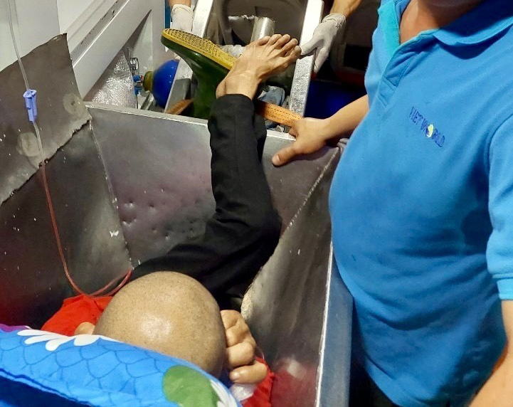 Kịp thời cứu nạn nhân bị rơi vào máy cuốn cơm dừa -0