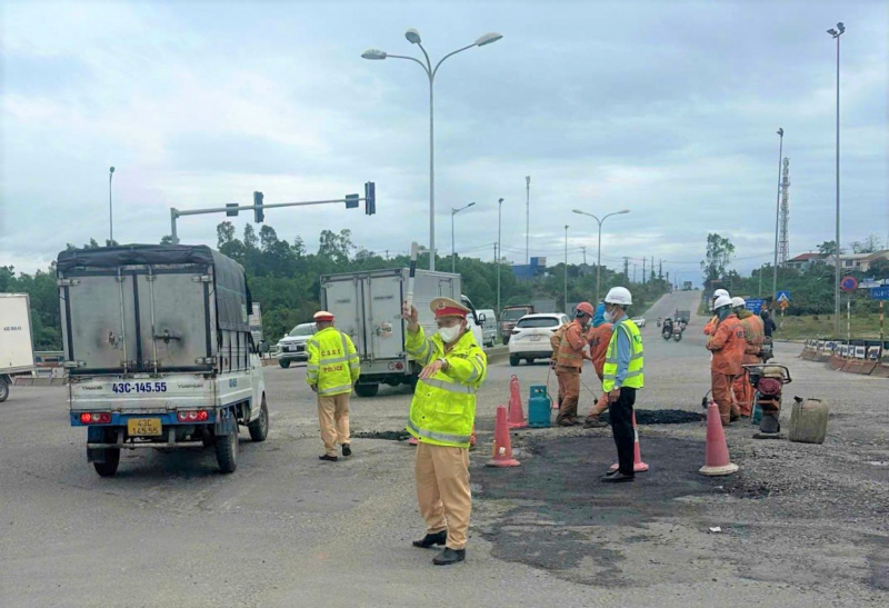 Khẩn trương khắc phục hư hỏng mặt đường nút giao QL 14 và cao tốc Đà Nẵng – Quảng Ngãi để đảm bảo ATGT -0