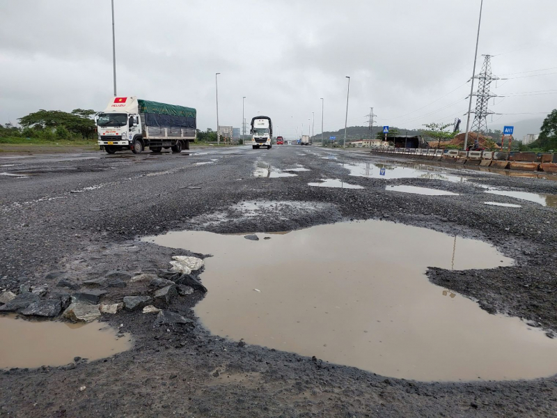 Khẩn trương khắc phục hư hỏng mặt đường nút giao QL 14 và cao tốc Đà Nẵng – Quảng Ngãi để đảm bảo ATGT -1