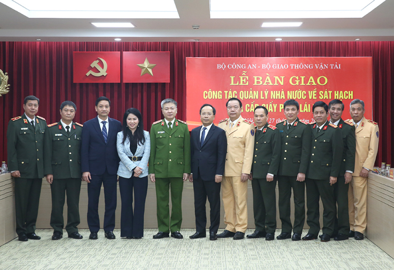 Bàn giao công tác quản lý nhà nước về sát hạch và cấp giấy phép lái xe -1