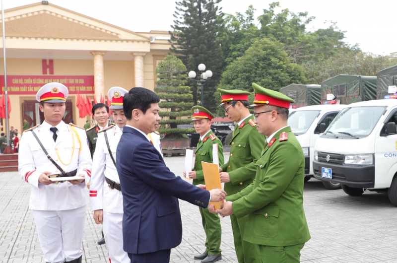 Toàn bộ 98 Công an cấp xã của tỉnh Hà Nam đã được Bộ Công an trang cấp ô tô chuyên dụng -0