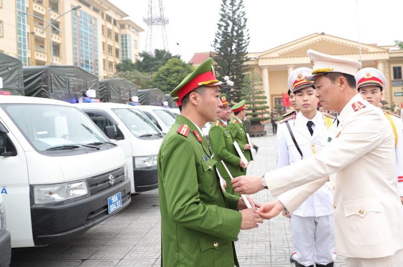 Toàn bộ 98 Công an cấp xã của tỉnh Hà Nam đã được Bộ Công an trang cấp ô tô chuyên dụng -0