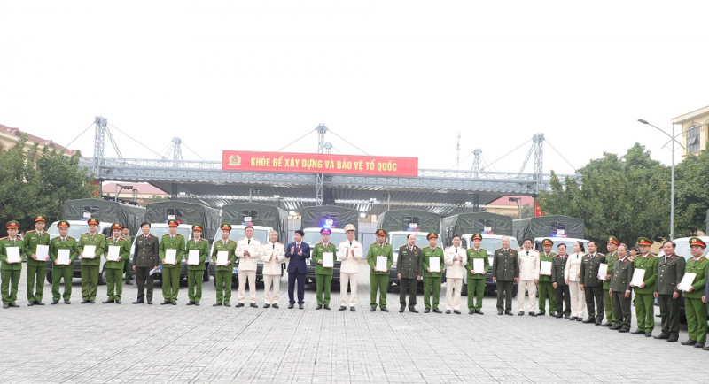 Toàn bộ 98 Công an cấp xã của tỉnh Hà Nam đã được Bộ Công an trang cấp ô tô chuyên dụng -0