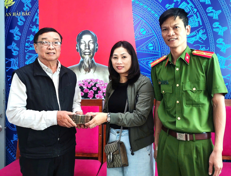Công an phường nhanh chóng vào cuộc xác minh, trao trả hơn 100 triệu đồng bị đánh rơi cho người dân -1