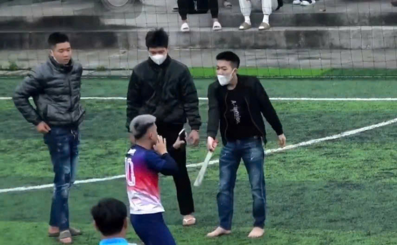 Khởi tố 3 đối tượng cầm mã tấu đe dọa, bắt nạn nhân quỳ xin lỗi trên sân bóng vì một cô gái -0