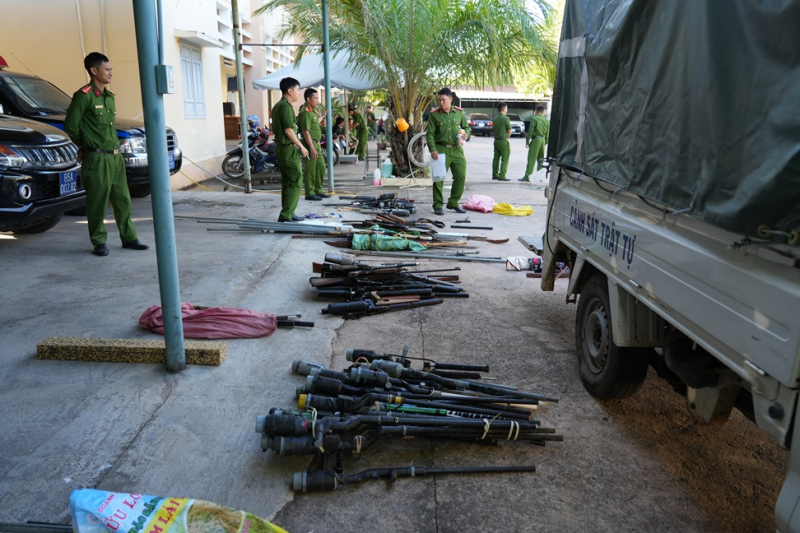 Tiếp nhận vũ khí, công cụ hỗ trợ, hồ sơ, tài liệu từ cơ sở -0