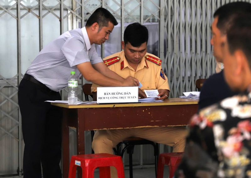 Người dân hài lòng với ngày đầu Công an TP Hồ Chí Minh cấp đổi GPLX -0