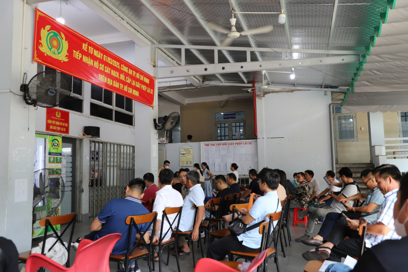 Người dân hài lòng với ngày đầu Công an TP Hồ Chí Minh cấp đổi GPLX -1