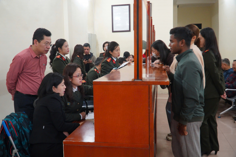 Ghi nhận trong ngày đầu tiên, Công an thực hiện nhiệm vụ cấp phiếu lý lịch tư pháp -0