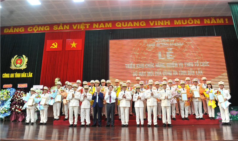 Công an Đắk Lắk công bố các quyết định về tổ chức bộ máy và công tác cán bộ -0