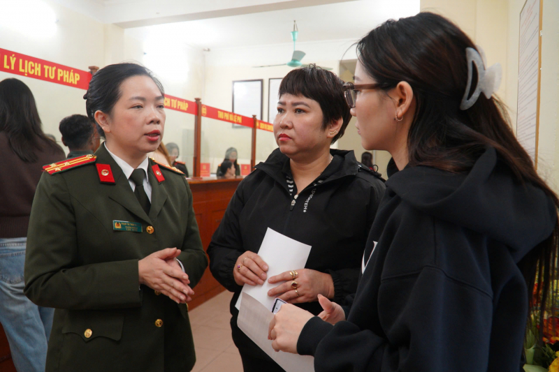 Ghi nhận trong ngày đầu tiên, Công an thực hiện nhiệm vụ cấp phiếu lý lịch tư pháp -1