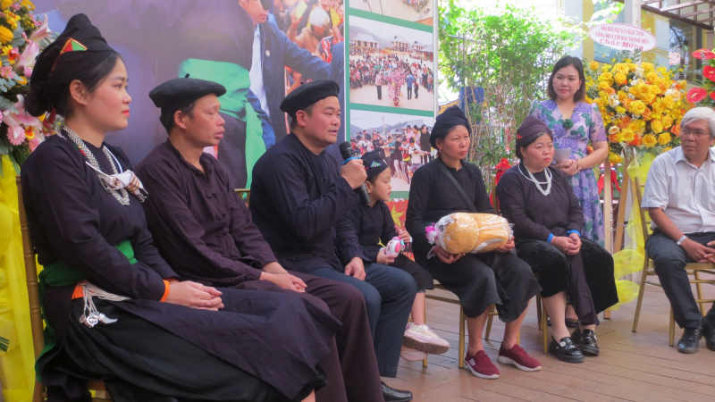 Triển lãm ảnh về Làng Nủ - Từ đau thương đến tái sinh -0