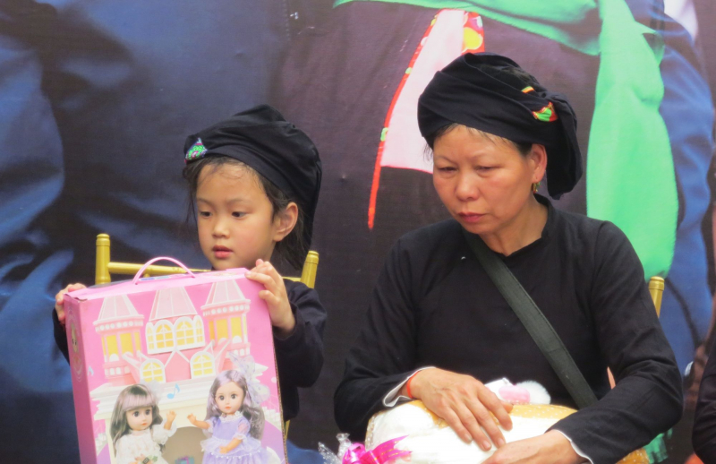 Triển lãm ảnh về Làng Nủ - Từ đau thương đến tái sinh -0