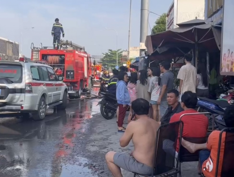 Nhiều căn nhà chìm trong biển lửa gần Ngã tư Bình Phước -0