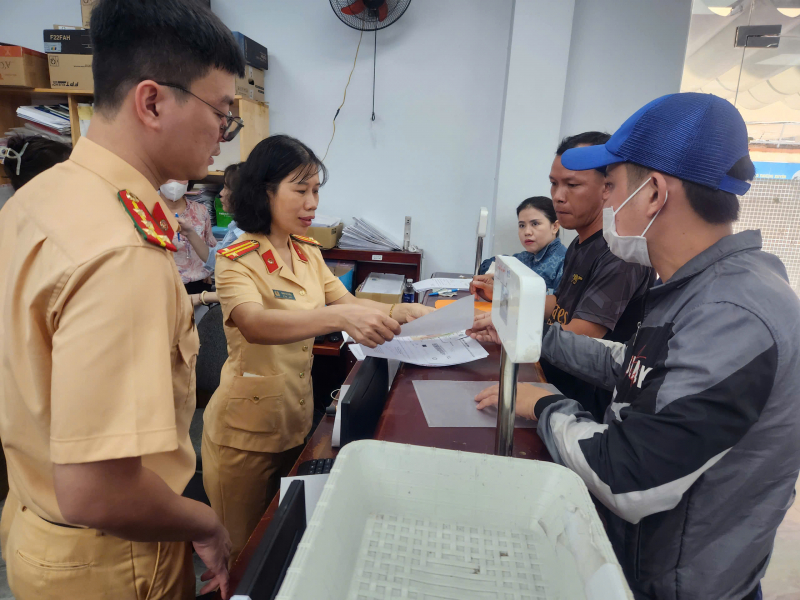 Người dân hài lòng với ngày đầu Công an TP Hồ Chí Minh cấp đổi GPLX -2