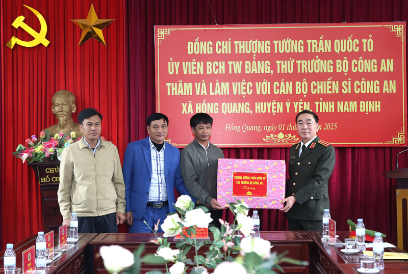 Thứ trưởng Trần Quốc Tỏ thăm, kiểm tra một số đơn vị triển khai tổ chức bộ máy theo mô hình mới -0