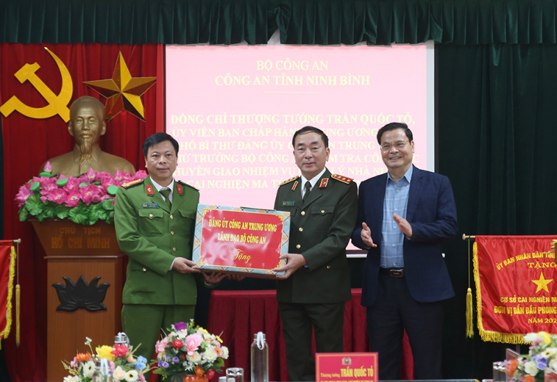 Thứ trưởng Trần Quốc Tỏ thăm, kiểm tra một số đơn vị triển khai tổ chức bộ máy theo mô hình mới -0