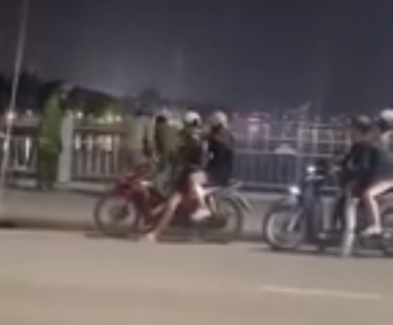 Công an phường kịp thời ngăn chặn nam thanh niên nhảy cầu tự tử -1