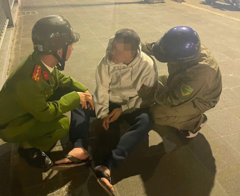 Công an phường kịp thời ngăn chặn nam thanh niên nhảy cầu tự tử -0