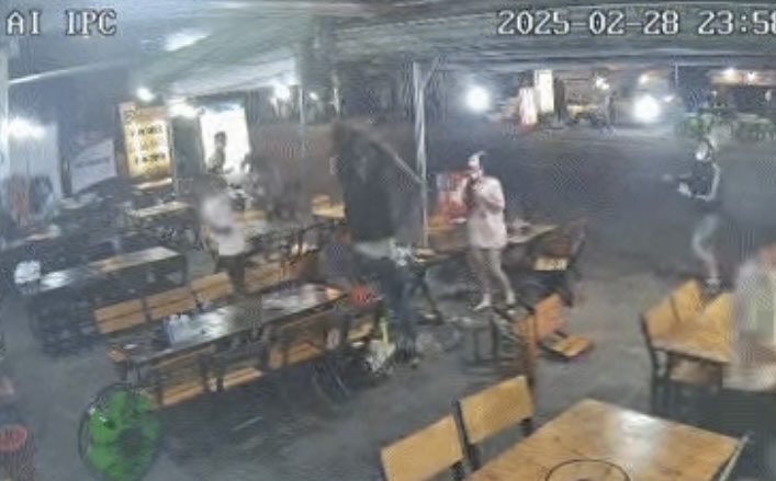 Truy xét các đối tượng cầm hung khí xông vào quán chém loạn xạ -0