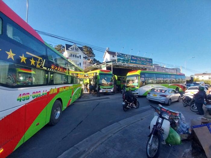 Doanh nghiệp đua nhau lập điểm, đón trả khách trong nội ô Đà Lạt -0