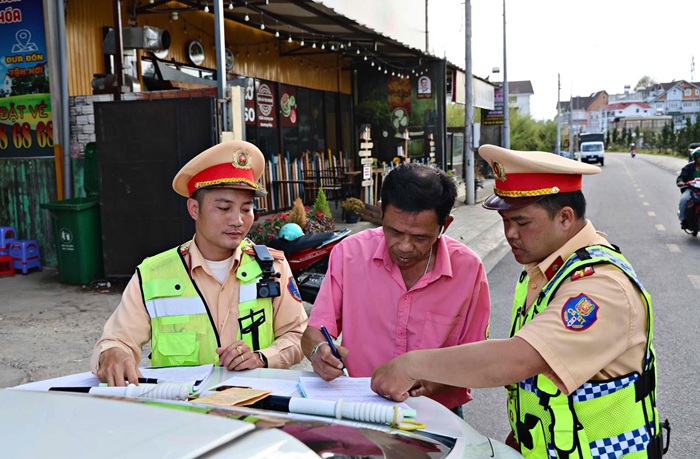 Kiểm tra văn phòng của Công ty TNHH Điền Linh -0