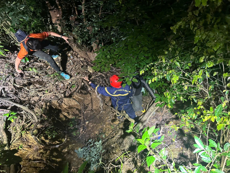 Cảnh sát PCCC và CNCH cứu hộ 2 du khách bị mắc kẹt Khe suối trong đêm -1