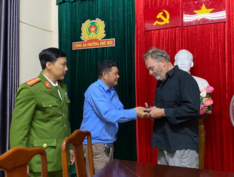 Tài xế xích lô giao nộp tài sản cho Công an phường sau khi nhặt được ở phố Tây  -0