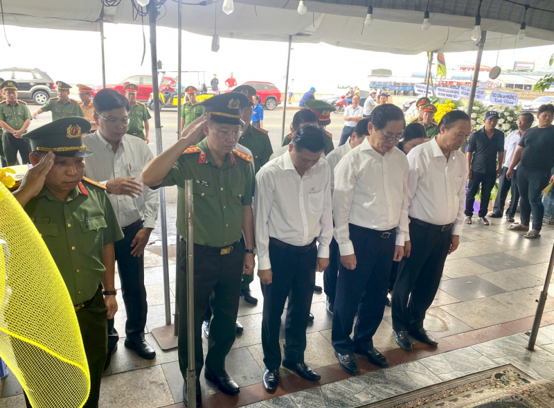 Lãnh đạo tỉnh Bà Rịa-Vũng Tàu đến viếng, chia buồn cùng gia đình chiến sĩ Cảnh sát hy sinh  -3