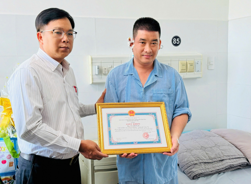 Thăm hỏi, động viên cán bộ Công an bị thương khi làm nhiệm vụ -0