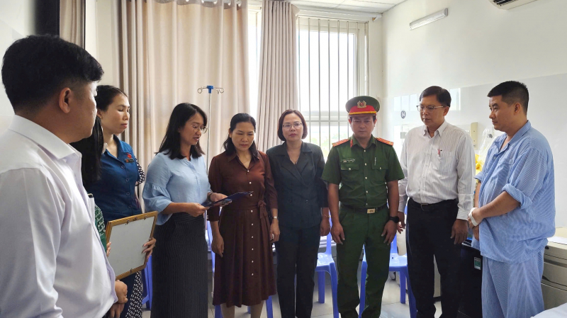 Thăm hỏi, động viên cán bộ Công an bị thương khi làm nhiệm vụ -1