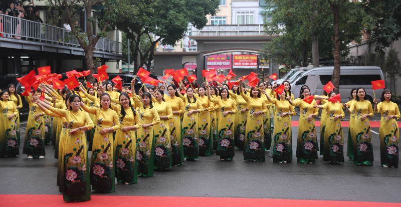 Hơn 200 nữ cán bộ, chiến sĩ Công an diễu hành, tôn vinh áo dài -0