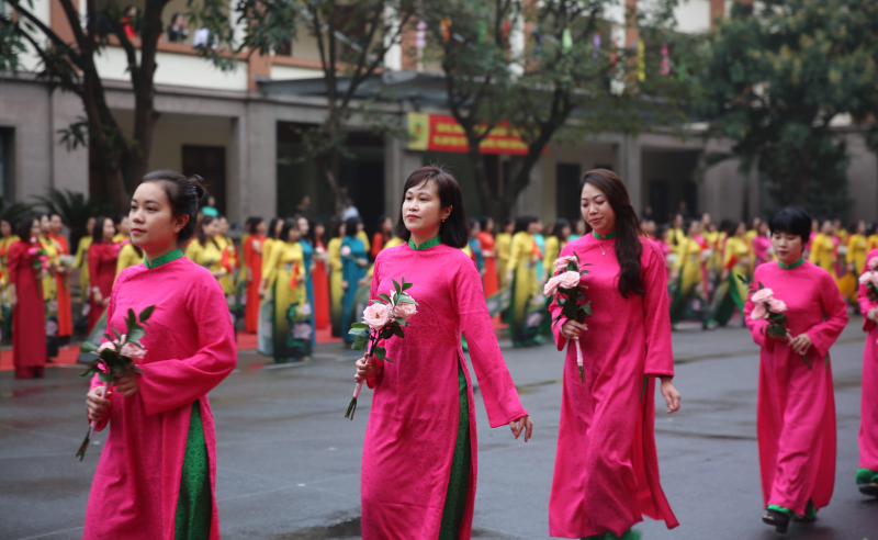 Hơn 200 nữ cán bộ, chiến sĩ Công an diễu hành, tôn vinh áo dài -1