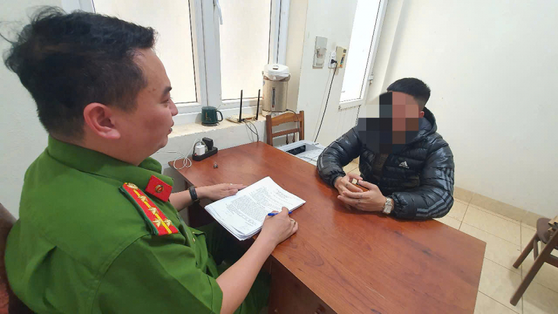 Triệu tập 2 thanh niên đánh người tới tấp sau va chạm giao thông -0