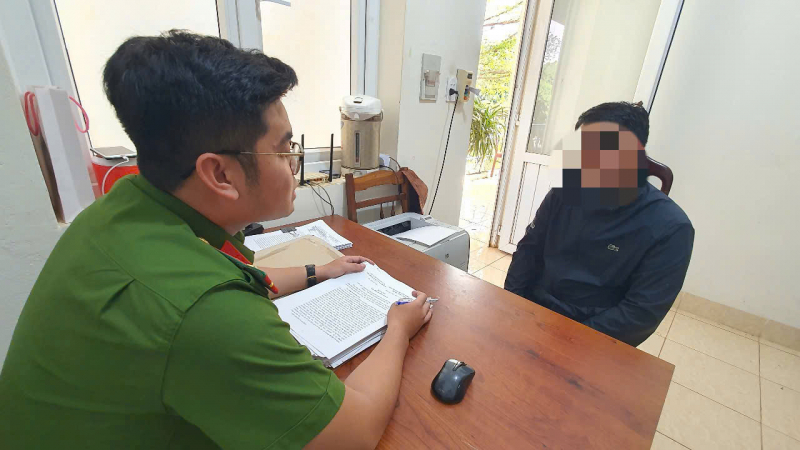 Triệu tập 2 thanh niên đánh người tới tấp sau va chạm giao thông -1