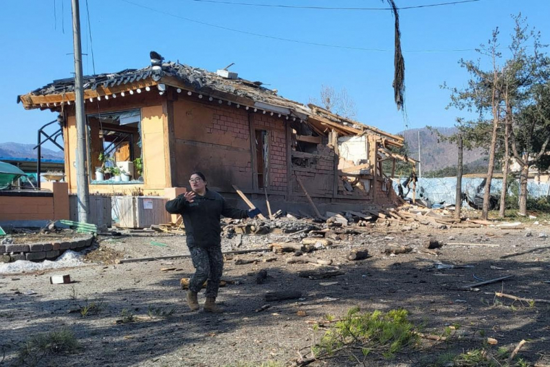 Khoảnh khắc máy bay Hàn Quốc “đánh rơi” bom xuống khu dân cư -0