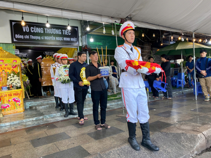 Truy tặng Huân chương bảo vệ Tổ quốc và Huy hiệu Tuổi trẻ dũng cảm đối với chiến sĩ Cảnh sát hy sinh -9