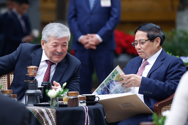 Hai Thủ tướng Việt Nam, Kyrgzystan thăm Nhà sàn Bác Hồ, thưởng thức cà phê Việt Nam -0