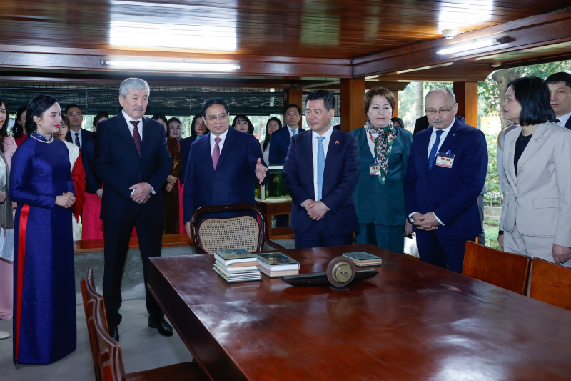 Hai Thủ tướng Việt Nam, Kyrgzystan thăm Nhà sàn Bác Hồ, thưởng thức cà phê Việt Nam -0